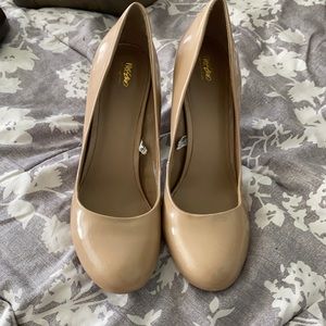 Nude patent leather heels size 9